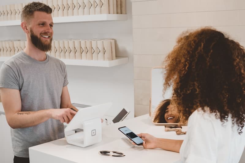 Cross-selling i up-selling: kompletny przewodnik